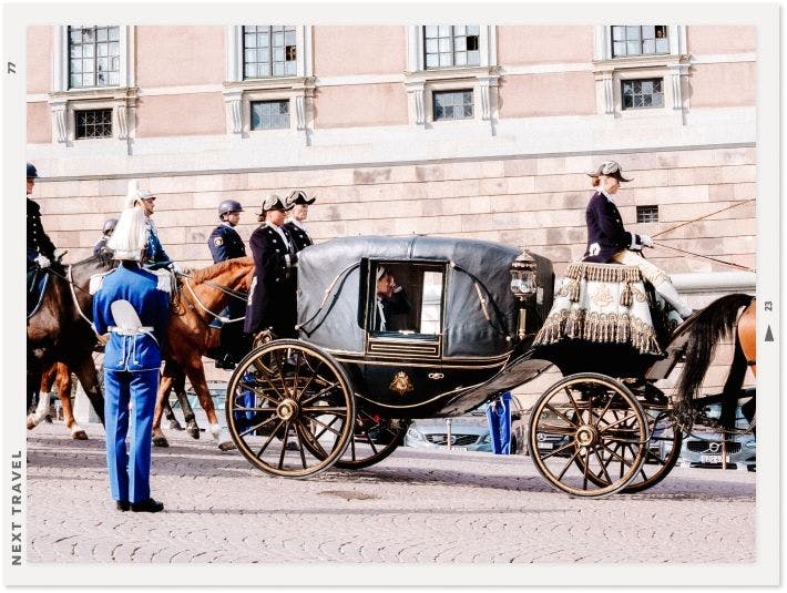 スウェーデンのロイヤルファミリーが王宮から馬車で出てきた様子
