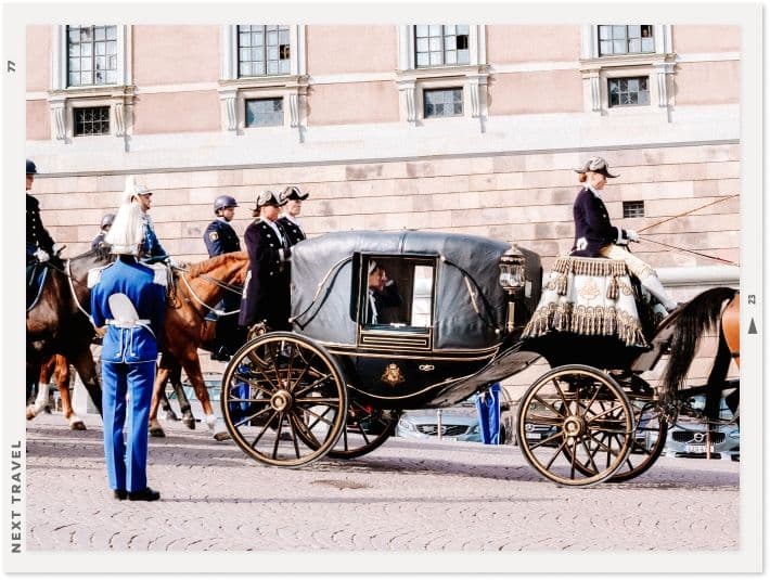 スウェーデンのロイヤルファミリーが王宮から馬車で出てきた様子