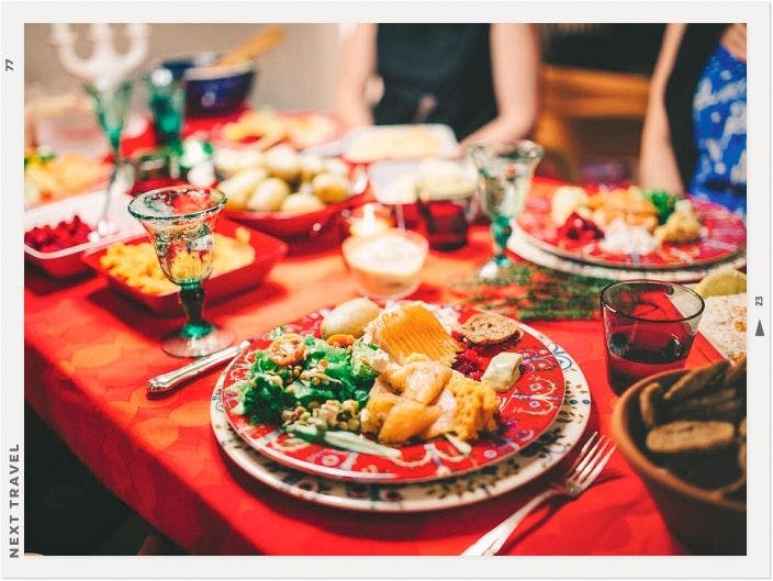 フィンランドのクリスマス料理が並ぶパーティ、ピックヨウル