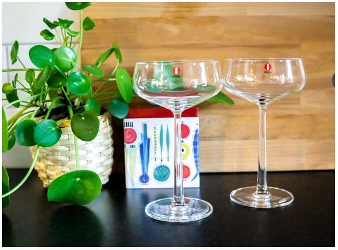 赤いダーラへストが並んでいる写真