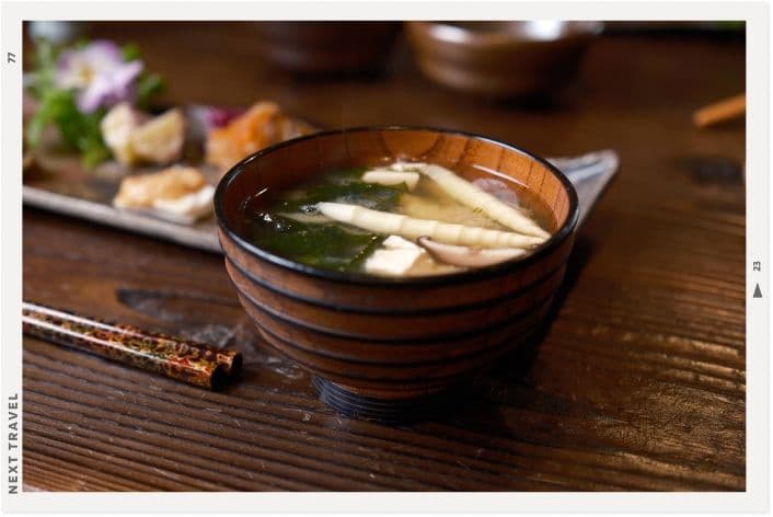 旅館の朝ご飯のお味噌汁