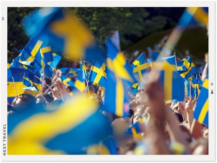 スウェーデンの国旗を振っている様子