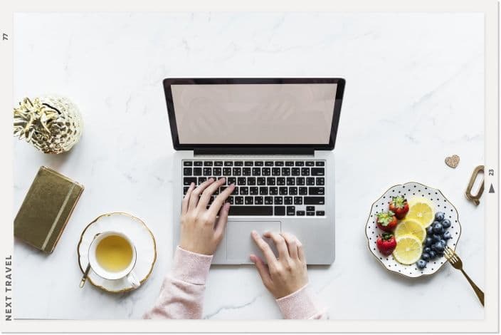 パソコンで予約をしている様子