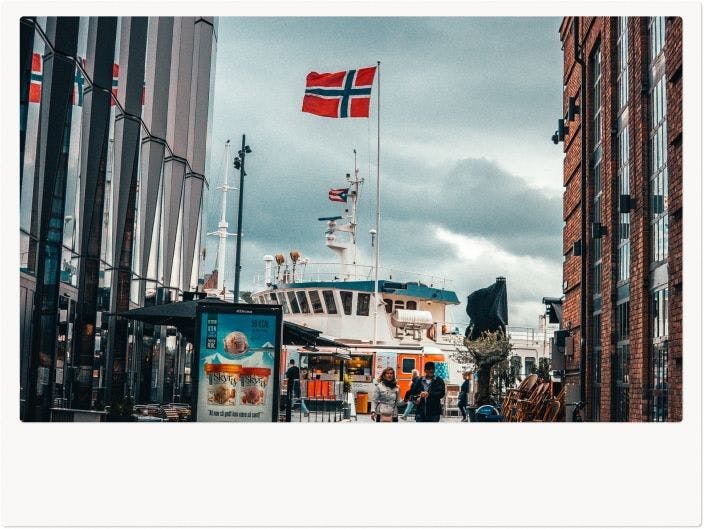 オスロの風景とノルウェーでの国旗