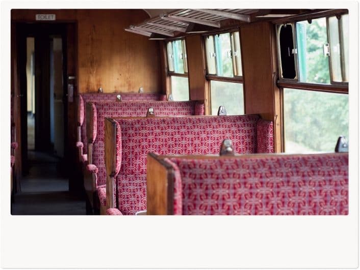 レトロな列車の中