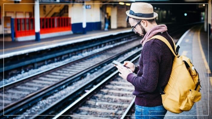 ホームで男性が電車を一人で待っている様子