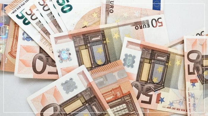 現金でユーロ札が散りばめられている様子
