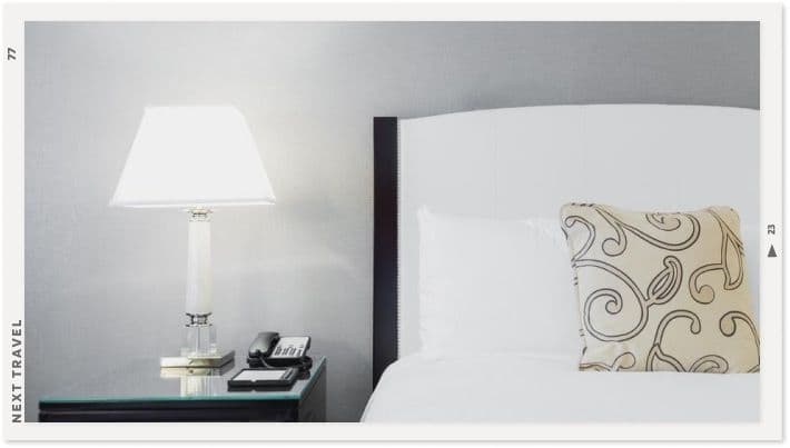 清潔なホテルのベッド