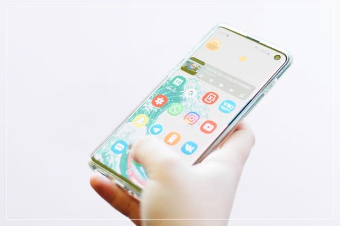 スマートフォンを見ている写真