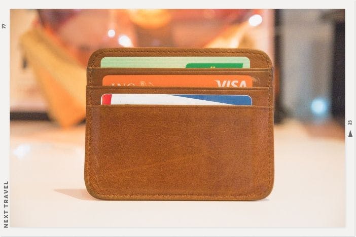 VISAを含む3枚のクレジットカードがカードケースに入っている写真