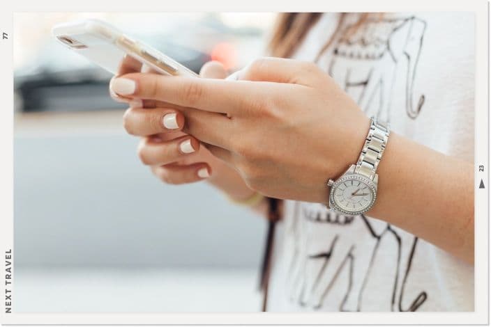 女性がスマホを見ている様子