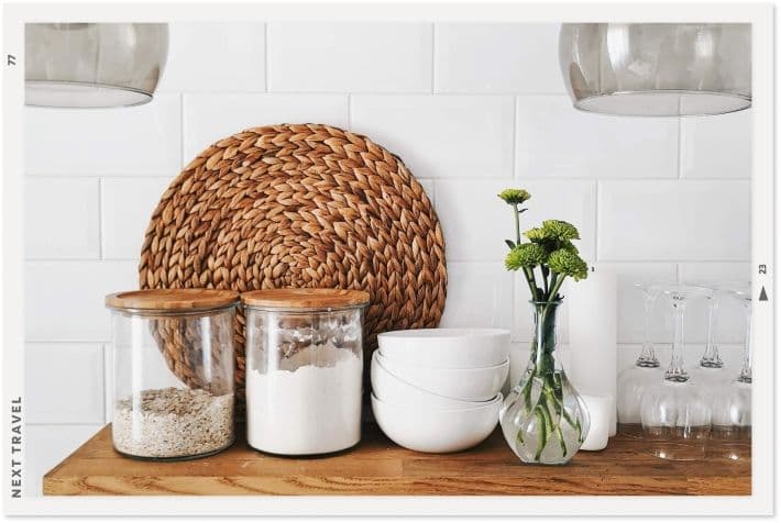 マグカップや花瓶などの雑貨がおしゃれにキッチンに並んでいる様子