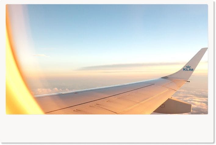 飛行機の窓からの青空の景色