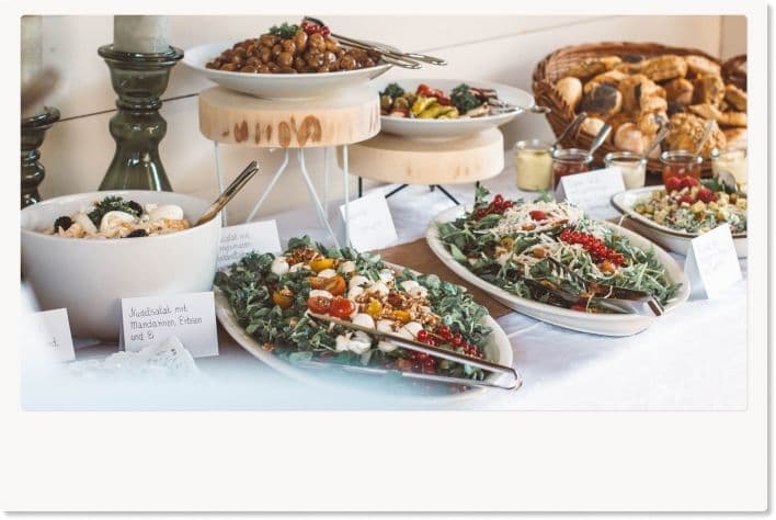 美味しそうなサラダビュッフェ