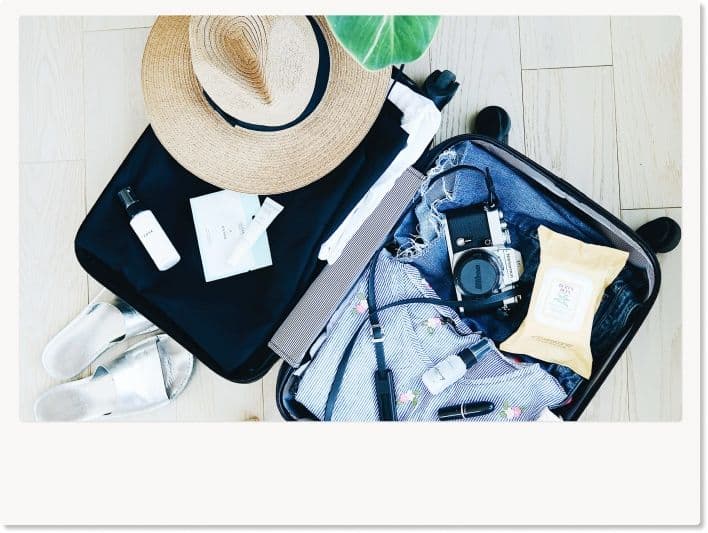 スーツケースにパッキングをしている様子