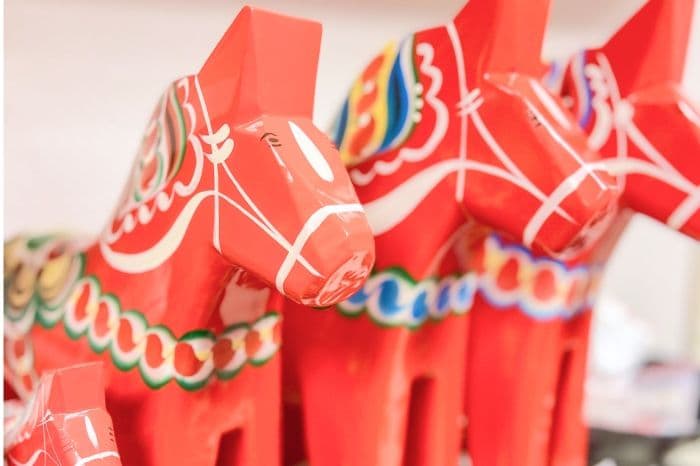 スウェーデンの「幸せを運ぶ」伝統工芸品、ダーラヘストを知ろう illustration