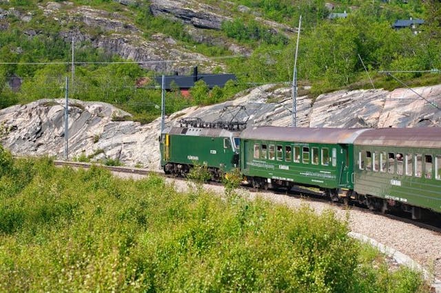 ノルウェーのフロム鉄道で巡る「世界で最も美しい鉄道の旅」