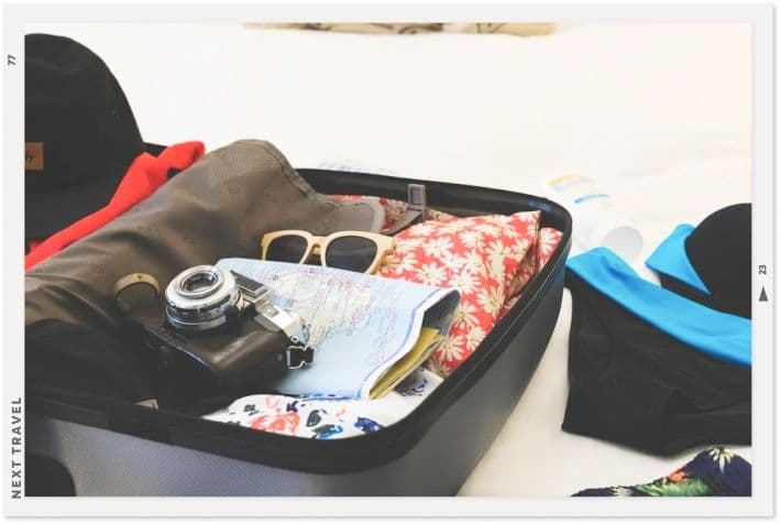 スーツケースを広げてパッキングをしている様子