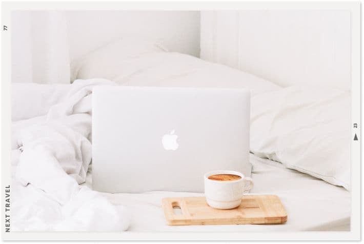 パソコンが開かれている写真