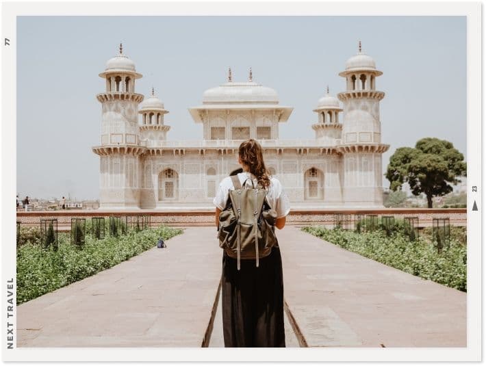 女の人が一人旅をしている様子