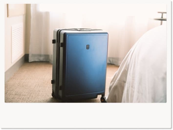 青のスーツケース