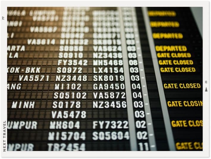 空港にてフライトの時刻表