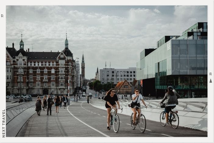 デンマークのコペンハーゲンで自転車を漕ぐ人