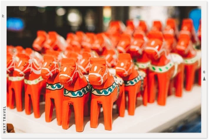 赤いダーラへストが並んでいる写真