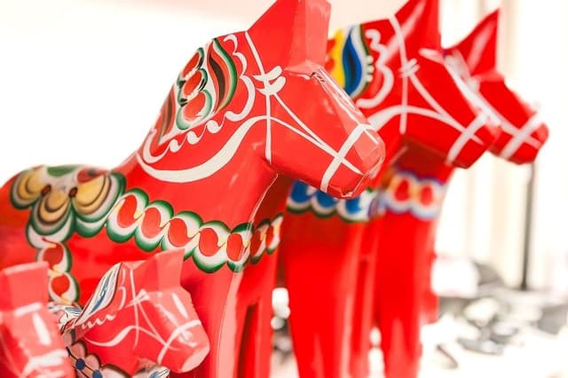 スウェーデンの「幸せを運ぶ」伝統工芸品、ダーラヘストを知ろう