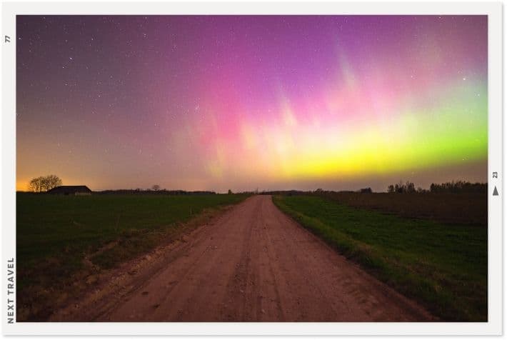 美しいピンク、黄色、緑のオーロラ