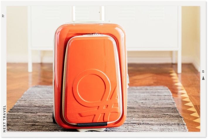 オレンジ色のスーツケース