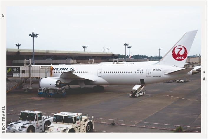 JALの飛行機が滑走路でとまっている様子